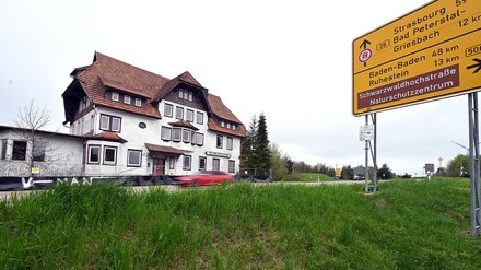 Ruine des Hotels Alexanderschanze. (Foto: © picture alliance/dpa | Uli Deck) Ruine des Hotels Alexanderschanze.