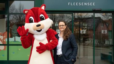 Maskottchen Eddi und Anja Lichtwark, General Managerin im Beech Resort Fleesensee. (Foto: © Fleesensee) Maskottchen Eddi und Anja Lichtwark, General Managerin im Beech Resort Fleesensee.