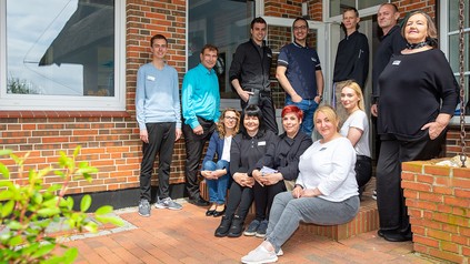 Die Mitarbeiter im "MeerLand Pellworm" – vom Hausmeister zum Küchenchef – stammen aus Italien, Nordfriesland, Österreich, Polen, der Schweiz und Ukraine. Mit dabei die Eltern von Fabian Komorowski, die sich am liebsten um das Frühstück für die Gäste kümmern.