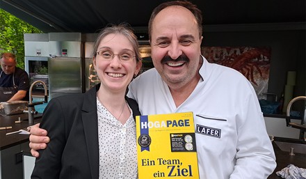 Johann Lafer unterhielt sich mit HOGAPAGE-Redakteurin Sarah Kleinen über die aktuellen Themen der Branche. (Foto: © HOGAPAGE/Sarah Kleinen) Johann Lafer und Sarah Kleinen
