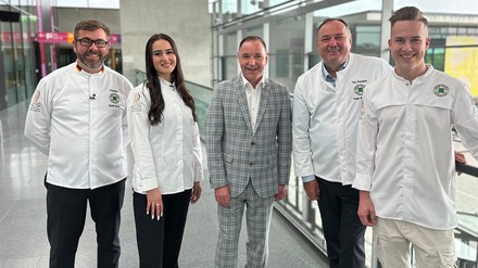Am 16. Mai wurden in Stuttgart die Wettkampfteams für die 26. IKA/Olympiade der Köche im kommenden Jahr ausgelost. Mit dabei: Frank Widmann, Jury-Präsident der IKA 2024, Glücksfee Denise Eberle vom Dehoga Baden-Württemberg, Moderator Christian Schmit, Daniel Schade, Präsident Verband der Köche Deutschlands (VKD), sowie Glücksfee Max Müller vom Dehoga Baden-Württemberg (v. links) (Foto: © Verband der Köche Deutschlands) Frank Widmann, Jury-Präsident der IKA 2024, Glücksfee Denise Eberle vom Dehoga Baden-Württemberg, Moderator Christian Schmit, Daniel Schade, Präsident Verband der Köche Deutschlands (VKD), sowie Glücksfee Max Müller vom Dehoga Baden-Württemberg