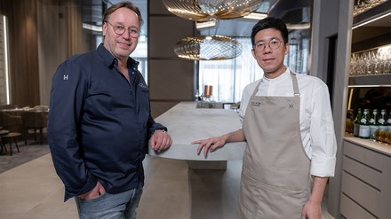 Thomas Bühner und Küchendirektor Xavier Yeung freuen sich über die Eröffnung des neuen Restaurants „La Vie by Thomas Bühner“ in Taiwan. (Foto: © Thomas Bühner) Thomas Bühner und Xavier Yeung