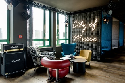 Willkommen im Motel One Mannheim – Hier dreht sich alles um Kunst und Musik. (Foto: © Motel One Mannheim) Willkommen im Motel One Mannheim – Hier dreht sich alles um Kunst und Musik. (Foto: © Motel One Mannheim)