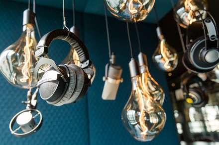 Die Deko und Lampen machen Lust zum jammen. (Foto: © Motel One)