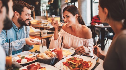 Im Pop-up-Restaurant „The Byte“ haben Gäste vom 17. bis zum 20. Mai die Möglichkeit, KI-generierte Kulinarik zu genießen. (Foto: © djile/stock.adobe.com) Gäste speisen im Restaurant