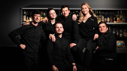 Das Barteam von The Curtain freut sich über die Aufnahme in den Falstaff-Barguide. (Foto: © Hotel Der Blaue Reiter) Barteam von The Curtain