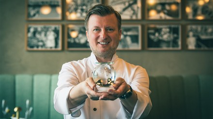 Kevin Fehling bringt neue Menükreationen in das The Globe by Kevin Fehling auf der MS Europa. (Foto: © Hapag-Lloyd Cruises/Susanne Baade) Kevin Fehling