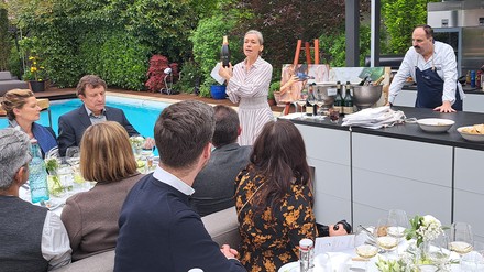 Verena Herzog stellt auf der Gartenparty von Johann Lafer den Piper-Heidsieck/„Essentiel“ Champagner Brut vor. (Foto: © HOGAPAGE/Sarah Kleinen) Verena Herzog