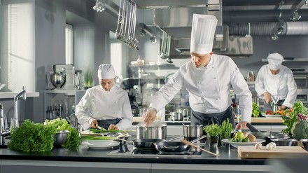 Die Bewerbungsphase für den ersten veganen Kochwettbewerb ist gestartet. (Foto: © Gorodenkoff/stock.adobe.com) Die Bewerbungsphase für den ersten veganen Kochwettbewerb ist gestartet.