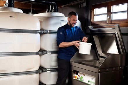 Thomas Messerer beim befüllen der Resteverwertungsanlage. (Foto: © Felix Groteloh)