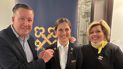 Anne Estoup (Mitte) bei der Preisverleihung zusammen mit Holger Müller, dem Sektionsvorsitzenden des Verbands "Die goldenen Schlüssel von Hessen" und Claudia Kiy.