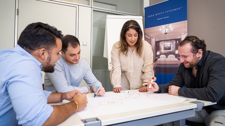 Bei Hyatt arbeitet man täglich mit Menschen aus aller Welt an gemeinsamen Projekten. (Foto: © 2023 Janet Tay) Mitarbeiter von Hyatt