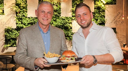 Dr. Thomas und Sohn Lukas Tauber freuen sich bereits auf den Internationalen Tag des Hamburgers am 28. Mai. (Foto: © Andreas Lepsi/LEPSIFOTO/ROBIN CONSULT) Dr. Thomas und Sohn Lukas Tauber