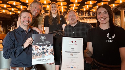 Michael Feuerstein (Geschäftsfeldleiter Kultur & Tourismus, l.), Thomas Wenk (Geschäftsführer Liebesbier Restaurant & Bar, 2.v.l.) und Olaf Bloem (operativer Geschäftsführer Liebesbier Restaurant & Bar, 2.v.r.) mit Team freuen sich über den Sonderpreis. (Foto: © Brauerei Gebr. Maisel GmbH & Co. KG) Michael Feuerstein, Thomas Wenk und Olaf Bloem