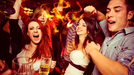 Bald darf in Schwedens Kneipen und Bars wieder eine flotte Tanzeinlage eingelegt werden. (Foto: © Astarot/stock.adobe.com) Bald darf in Schwedens Kneipen und Bars wieder eine flotte Tanzeinlage eingelegt werden.
