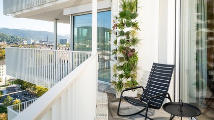 Vom Balkon aus kann man den Blick über das schöne Freiburg schweifen lassen.