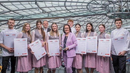 Die erfolgreichen Salzburger Tourismus-Lehrlinge wurden kürzlich im Hangar-7 für ihre Leistungen geehrt. Im Bild (v. li.): Martin Aichhorn, Nina Tschnuth, Emma Nowak, Spartenobmann Albert Ebner, Lena Prommegger, Landesrätin Daniela Gutschi, Bastian Hausbacher, Paula Durcinovic, Alida Just, Magdalena Abfalter und Jakob Schöninger. (Foto: © Neumayr/Leopold) Die erfolgreichen Salzburger Tourismus-Lehrlinge wurden kürzlich im Hangar-7 für ihre Leistungen geehrt. Im Bild (v. li.): Martin Aichhorn, Nina Tschnuth, Emma Nowak, Spartenobmann Albert Ebner, Lena Prommegger, Landesrätin Daniela Gutschi, Bastian Hausbacher, Paula Durcinovic, Alida Just, Magdalena Abfalter und Jakob Schöninger.
