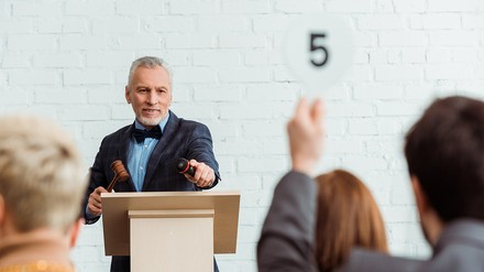 Zum ersten, zum Zweiten, verkauft! (Foto: © LIGHTFIELD STUDIOS/stock.adobe.com) Zum ersten, zum Zweiten, verkauft!