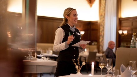 Die BASF Gastronomie legt viel Wert auf das Wohlbefinden ihrer Mitarbeiter. (Foto: © BASF Gastronomie) Glückliche Mitarbeiterin der BASF Gastronomie