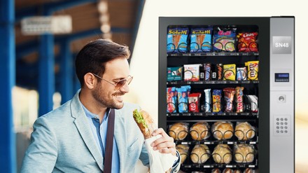 Für Gastronomie und Hotellerie kann ein Automat die Lösung für Personalengpässe sein. (Foto: © Landesmesse Stuttgart GmbH) Mann an einem Vending-Automaten