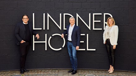 Der Vorstand (v. l.): Frank Lindner (CTO), Arno Schwalie (CEO) und Stefanie Brandes (COO) (Foto: © Lindner Hotels AG) Frank Lindner (CTO), Arno Schwalie (CEO) und Stefanie Brandes (COO)