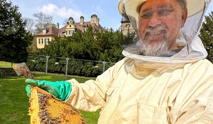 Imker Harry Rombach und die Schloss-Bienen (Foto: © Andreas Lothar Goertz und Harry Rombach) Imker Harry Rombach und die Schloss-Bienen