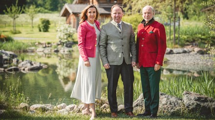 Susanne Gräfin und Klaus Graf von Moltke freuen sich, den erfahrenen Hotelier Matthias Kienzle (Mitte) als General Manager gewonnen zu haben. (Foto: © Relais & Châteaux Gut Steinbach) Susanne Gräfin und Klaus Graf von Moltke mit Matthias Kienzle