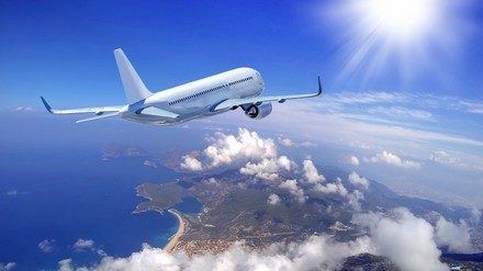 Beliebte Reiseziele in Europa haben bereits die Reisezahlen von vor der Pandemie übertroffen. (Foto: © blackdiamond67/stock.adobe.com) Flugzeug in der Luft