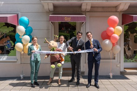 Feierliche Eröffnung des neuen Kids Clubs durch (v. l. n. r.) Marina Pfeiffer (Erzieherin), Monika Potzy (PR-Managerin), Caspar Wesener (Hotel Manager) und Markus Beus (Marketingdirektor). (Foto: ©Andreas Stephany) Marina Pfeiffer, Monika Potzy, Caspar Wesener und Markus Beus
