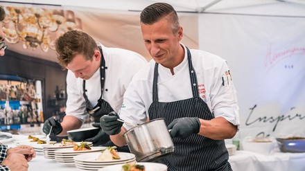 Spitzenkoch Maximilian Moser vom Hotel Vier Jahreszeiten Starnberg plaudert beim alljährlichen „Food-Festival“ mit Gourmets über die spannendsten Kompositionen, die er gemeinsam mit seinem Team zubereitet. (Foto: © Hotel Vier Jahreszeiten Starnberg) Spitzenkoch Maximilian Moser vom Hotel Vier Jahreszeiten Starnberg
