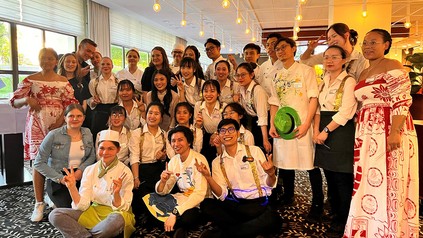 Gelebte Vielfalt im Ahorn Panorama Hotel Oberhof: Das Buffet wurde mit viel Liebe zum Detail vom internationalen Team zusammengestellt und beinhaltete traditionelle Speisen aus den insgesamt acht verschiedenen Herkunftsländern der Auszubildenden. Neben den traditionellen Gerichten aus Deutschland wurden unter anderem auch Spezialitäten aus Indien, Madagaskar und Vietnam serviert. (Foto: © Julian Mieske)