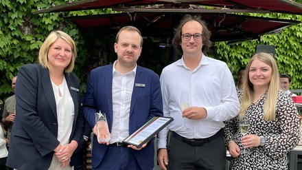 V. l.: Platzl Hotels München: Katharina Kramer (Operations Manager Platzl Hotel), Philipp Höhn (Housekeeping Manager Platzl Hotels), Christian Peter (Geschäftsführer Hotelkompetenzzentrum) Julia von Klitzing (Prokuristin Hotelkompetenzzentrum) (Foto: © ©Platzl Hotels München) V. l.: Platzl Hotels München: Katharina Kramer (Operations Manager Platzl Hotel), Philipp Höhn (Housekeeping Manager Platzl Hotels), Christian Peter (Geschäftsführer Hotelkompetenzzentrum) Julia von Klitzing (Prokuristin Hotelkompetenzzentrum) (Foto: © ©Platzl Hotels München)