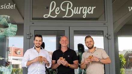 Daniel Chuchlik_, Michael Harrer und Lukas Tauber freuen sich auf die Neueröffnung am 20. Juni 2023. Doch bis dahin gibt es noch viel zu tun. (Foto: © Le Burger / The Guardians) Daniel Chuchlik_, Michael Harrer und Lukas Tauber freuen sich auf die Neueröffnung am 20. Juni 2023. Doch bis dahin gibt es noch viel zu tun. (Foto: © Le Burger / The Guardians)