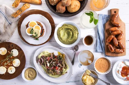 Verschiedene Gerichte auf Holztisch