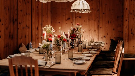 Eine neugestaltete Räumlichkeit in der originalen Bauernstube schafft in Kombination mit hochwertigen Materialien eine urige und gemütliche Atmosphäre. (Foto: © Patrick Langwallner) Restaurant 1617