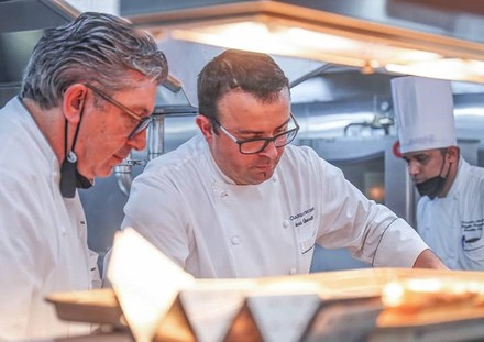 Vice President of Culinary Operations Bernhard Klotz mit Director of Culinary Programs & Development Alexis Quaretti. (Foto: © Oceania Cruises)