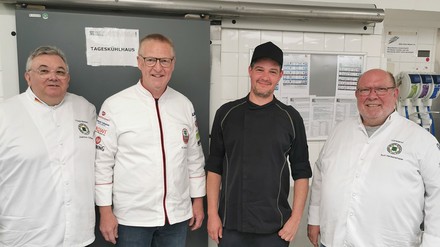 Besuch der Jury in Gießen (v. l.) Joachim Elflein, Michael Schneider, Ausbilder Sebastian Börner, Kurt Henkensmeier. (Foto: © VKD) Besuch der Jury in Gießen (v. l.) Joachim Elflein, Michael Schneider, Ausbilder Sebastian Börner, Kurt Henkensmeier. (Foto: © VKD)