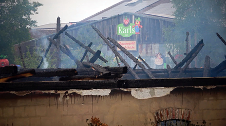 Bei dem Brand im Karls Erlebnis-Dorf am 6. Juni 2023 wurden mehrere Gebäude zerstört. (Foto: © picture alliance/dpa | Christian Pörschmann) Zerstörtes Gebäude im Karls Erlebnis-Dorf