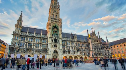 Bayerns Tourismusbranche im Aufwind: Die Zahl der Gästeankünfte stieg in den ersten vier Monaten bis Ende April um 43 Prozent. (Foto: © orpheus26/stock.adobe.com) Rathaus in München