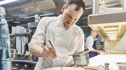 Alexander Mayer, Küchenchef Atlantic Restaurant , beim anrichten einer Speise. (Foto: © Hotel Atlantic Hamburg / Anna-Lena Ehlers ) Alexander Mayer, Küchenchef Atlantic Restaurant , beim anrichten einer Speise. (Foto: © Hotel Atlantic Hamburg / Anna-Lena Ehlers )