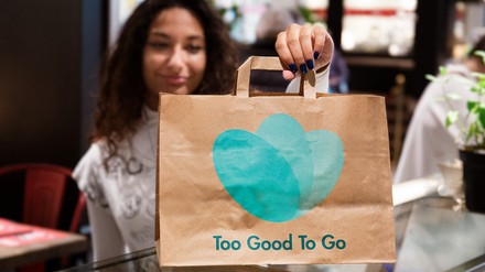 Mehr als eine Million „Magic Bags“ konnten Nordsee und Too Good To Go bereits vor der Tonne retten. (Foto: © Too Good To Go) Too Good To Go: „Magic Bag“