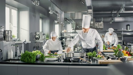 Das Finale des ersten veganen Kochwettbewerbs findet im Oktober in Hamburg statt. (Foto: © Gorodenkoff/stock.adobe.com) Köche beim kochen