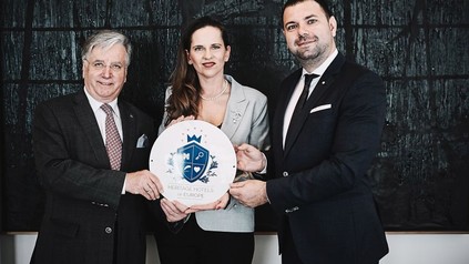 Max Eidlhuber, Eszter Gulyás und Jan Svoboda halten das Logo von Heritage Hotels of Europe hoch