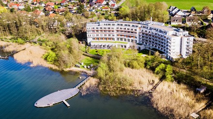 Das Seehotel Fleesensee liegt direkt am Ufer des Fleesensees. (Foto: © Privathotels Dr. Lohbeck) Seehotel Fleesensee
