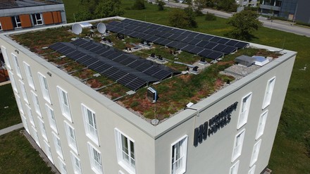 Das Koncept Hotel Neue Horizonte erzeugt 100 Prozent eigenen Strom aus Fotovoltaik. (Foto: © KONCEPT HOTELS) Fotovoltaikanlage auf dem Dach des Koncept Hotels Neue Horizonte