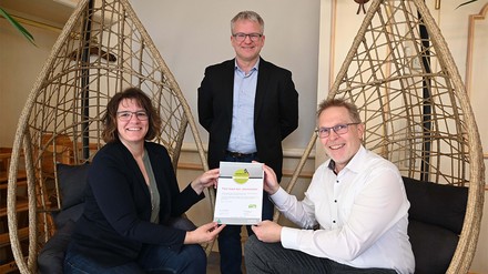 Mit der Aufnahme in die Top 250 Tagungshotels in Deutschland, der Rezertifizierung von GreenSign und Wanderbares Deutschland hat das Flair Hotel Vier Jahreszeiten gleich drei Auszeichnungen im ersten Halbjahr 2023 verliehen bekommen. (Foto: © Bad Urach Tourismus) Auszeichnung Wanderbares Deutschland