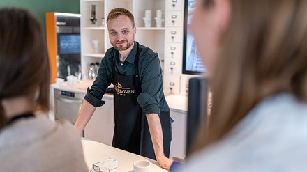 Joachim Kühne kann ab sofort die beiden Module „Barista-Skills“ und „Introduction to Coffee“ zertifizieren. (Foto: © J.J. Darboven) Joachim Kühne