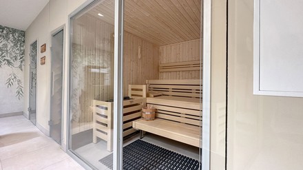 Der Spa-Bereich des Best Western Hotel Polisina erstrahlt seit Mai 2023 in neuem Glanz. Neben dem neu renovierten Schwimmbad erfreuen sich Hotelgäste sowie Gäste aus der Region an drei neuen Saunen. (Foto: © BWH Hotels Central Europe) Der neue Spa-Bereich des Best Western Hotel Polisina.