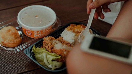 Mehrere Einweg-Verpackungen aus dem Take-Away-Bereich stehen auf dem Boden.