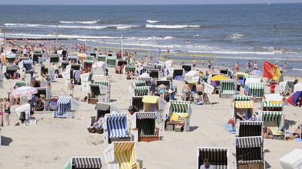 Urlaubsorte an der Nord- und Ostseeküste erwarten wieder mehr Gäste. (Foto: © Fotolyse/stock.adobe.com) Urlauber am Strand